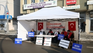 Çocukları PKK'lı teröristlerce kaçırılan aileler HDP önündeki eylemini sürdürdü