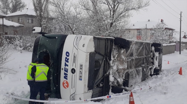 Çorum'da devrilen yolcu otobüsündeki 15 kişi yaralandı