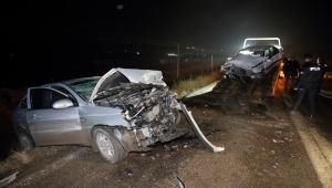 Çorum'da iki otomobilin kafa kafaya çarpıştığı kazada 7 kişi yaralandı
