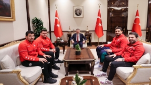 Cumhurbaşkanı Yardımcısı Oktay, milli güreşçiler Kayaalp ve Akgül'ü kabul etti