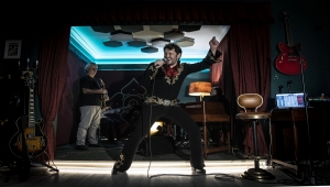 Diş hekimi, "Rock'n Roll'un Kralı"nı stüdyosunda yaşatıyor