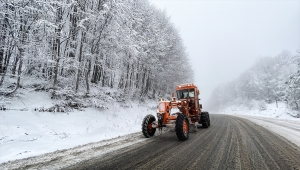 Domaniç Dağları'nda ekipler yolu ulaşıma açık tutmak için çalışıyor 