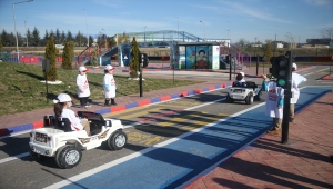 Düzce'de ilkokul öğrencileri trafik kurallarını parkurda öğrendi