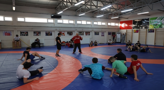 Edirne'de kampa giren yabancı güreşçiler, Türk sporcularla form tutuyor