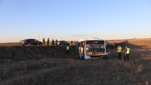 Edirne'de memurları taşıyan servis minibüsünün lastiği patladı, 8 kişi yaralandı