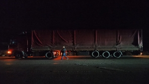 Edirne'de saklandığı tırdan yola düşen düzensiz göçmen yaralandı