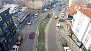 Edirne'de yol ortasında kalan ecdat mezarları dikkati çekiyor