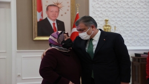 Elazığ depreminde enkazdan yaralı kurtarılan Azize Çelik'ten Bakan Koca'ya ziyaret
