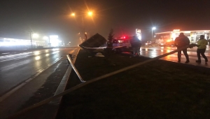 Elektrik direğine çarpan kamyonetin sürücüsü öldü