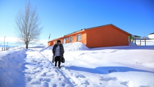 Emine öğretmen, dağ köyündeki okulu sıcak yuvaya dönüştürdü