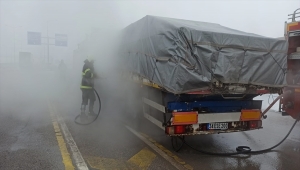 Erzincan'da lastiği alev alan tırdaki yangına itfaiyeden anında müdahale