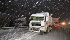 Erzincan'da ulaşım kar ve buzlanma nedeniyle güçlükle sağlanıyor
