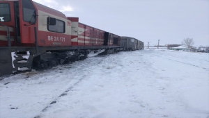 Erzincan'da yük treni raydan çıkınca Turistik Doğu Ekspresi bir süre bekledi