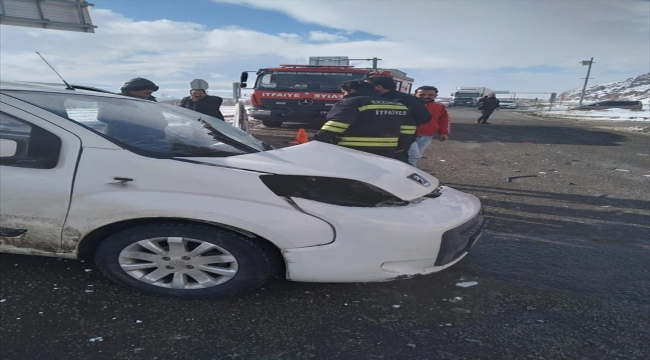 Erzurum'da yolcu otobüsüyle kamyonetin çarpıştığı kazada 3 kişi yaralandı
