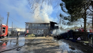 Evlerinin yanışını birbirlerine sarılarak gözyaşlarıyla izlediler