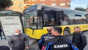 Eyüpsultan'da İETT otobüsü durağa çarptı 