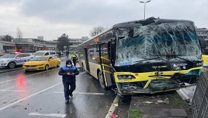 Fatih'te iki İETT otobüsü çarpıştı