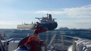 Fenerbahçe önlerinde arızalanan tanker Ahırkapı'ya çekildi