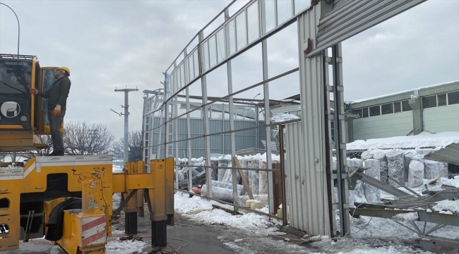 Gaziantep'te kar nedeniyle halı fabrikasının depo çatısı çöktü