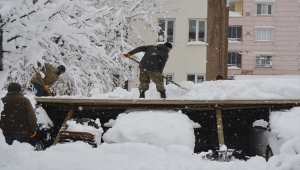 Gaziantep'te kar yağışı nedeniyle tahta teras çöktü, 14 araçta hasar oluştu