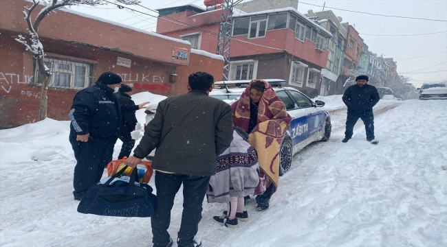 Gaziantep'te karda yolda kalan vatandaşlara belediye ulaşım desteği sağlıyor