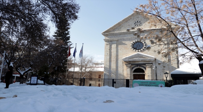 Gaziantep'teki tarihi yapılar kar yağışıyla beyaza büründü