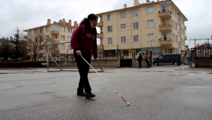 Görme engelli Elmas, psikolog olup insanlara "mutluluk" aşılamak istiyor