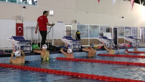 Güç depolayan Fenerbahçeli yüzücüler önce havuzda sonra karda kulaç atıyor