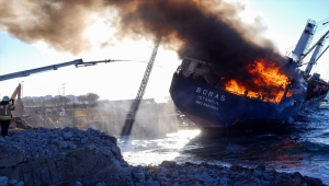 GÜNCELLEME 2 - Kartal'da iskeleye bağlı bir gemide yangın çıktı