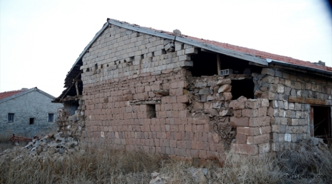 Kayseri'nin Sarıoğlan ilçesindeki depremde bazı evlerde çatlaklar oluştu