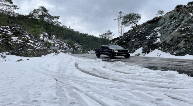 GÜNCELLEME 3 - Muğla'da yoğun kar nedeniyle kapanan yollar ulaşıma açılıyor