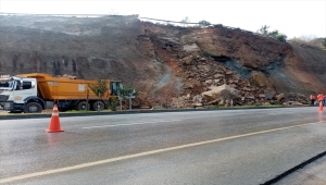 GÜNCELLEME - Antalya-Mersin kara yolunun Gazipaşa-Anamur kesimi heyelan nedeniyle ulaşıma kapatıldı