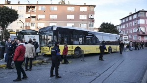 GÜNCELLEME - Eyüpsultan'da İETT otobüsü durağa çarptı