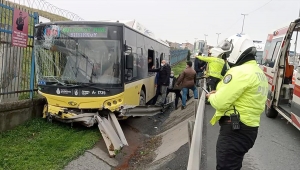 GÜNCELLEME - İstanbul'da bariyerlere çarpan İETT otobüsündeki 7 kişi yaralandı
