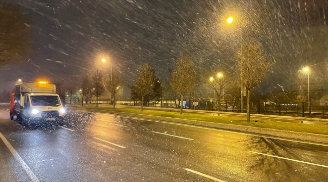 GÜNCELLEME - İstanbul'da kar yağışı etkisini artırdı