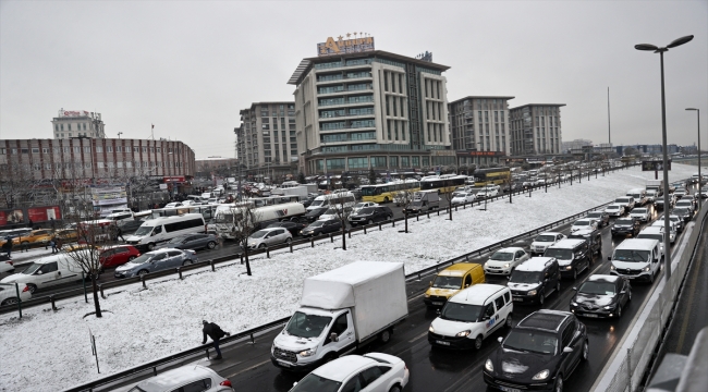 GÜNCELLEME - İstanbul'da kar yağışı hayatı olumsuz etkiliyor