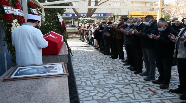 GÜNCELLEME - İzmir'de vefat eden duayen tiyatrocu Bozkurt Kuruç, son yolculuğuna uğurlandı