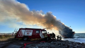 GÜNCELLEME - Kartal'da iskeleye bağlı bir gemide yangın çıktı