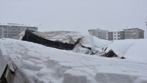 GÜNCELLEME - Malatya'da kar yağışı nedeniyle çatı çöktü, 15 araçta hasar oluştu
