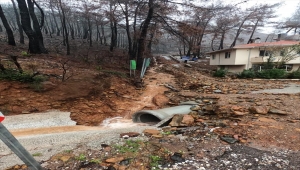 GÜNCELLEME - Muğla'da sağanak su baskınlarına yol açtı, dolu araçlara hasar verdi