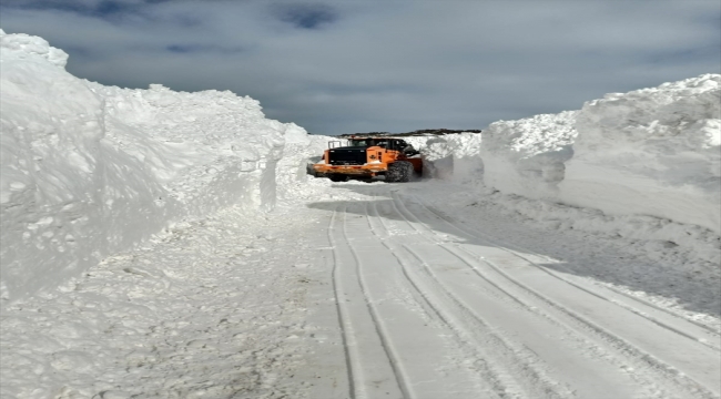 Hakkari'de ekipler yolları açmak için metrelerce karla mücadele ediyor