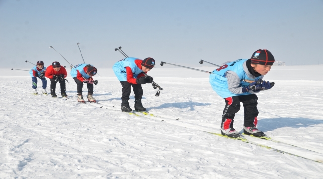 Hakkari'de "Kayaklı Koşu İl Birinciliği Yarışması" yapıldı