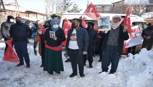 Hakkari'de terör mağduru aileler HDP önünde eylem yaptı