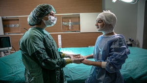 Halep'te kafa derisi kopan çocuk Hatay'da sağlığına kavuştu