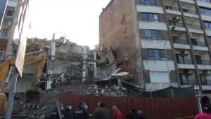 Hatay'da bina yıkımı sırasında bitişikteki apartmanın 2 dairesi zarar gördü