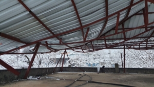 Hatay'da kar nedeniyle bir evin çatısı çöktü