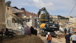İsrail Kudüs'te Filistinli iki aileye kendi evlerini yıktırdı