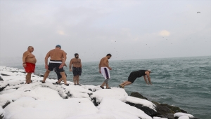 İstanbul'da buz gibi havada denizde yüzdüler