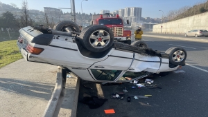 İstanbul'da devrilen otomobildeki kişi yaralandı