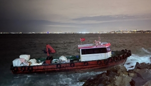 İstanbul'da karaya oturan balıkçı teknesindeki iki kişi kurtarıldı 